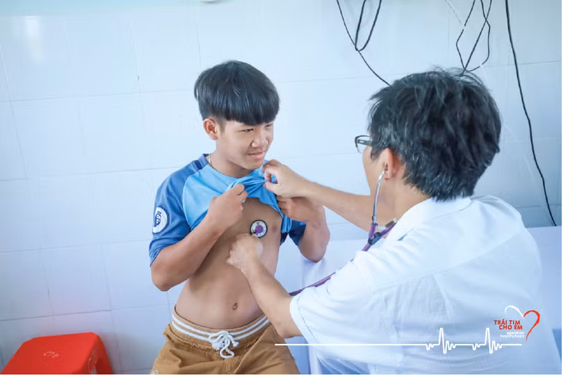 Trẻ được khám sàng lọc trước khi phẫu thuật tim (Ảnh: Chương trình Trái tim cho em)