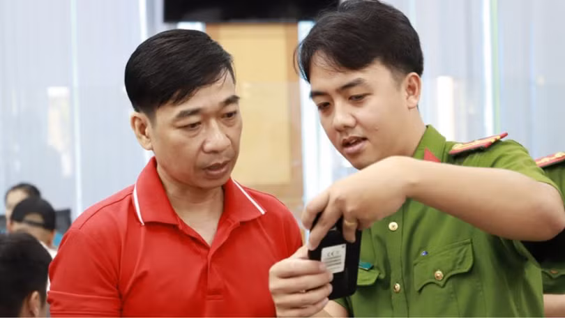 Người dân lựa chọn nhận phiếu lý lịch tư pháp bản điện tử trên ứng dụng VNeID hoặc bản giấy mà không cần đến cơ quan chức năng như trước.