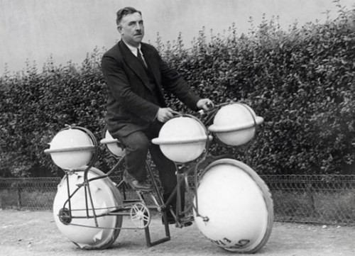 Xe đạp có thể vừa đi trên cạn vừa đi dưới nước.