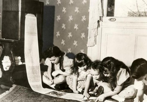 Tờ báo được phát hành qua máy fax đến tận nhà.