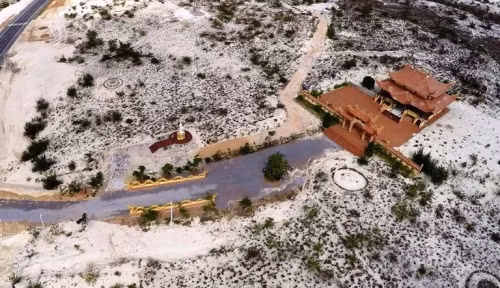 Còn đây là khu lăng mộ của cụ bà Nguyễn Thị Dào (SN 1937, mất 2009), lăng mộ được xây dựng vào đầu năm 2014, đến cuối năm ấy thì hoàn thành.