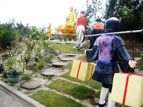 Được biết, để dựng được hoạt cảnh này, ông Sỹ đã phải vào tận tỉnh Kiên Giang thuê thợ về làm trong vòng 3 tháng mới xong.