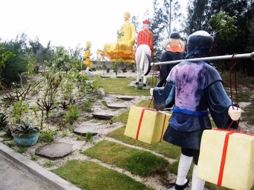 Được biết, để dựng được hoạt cảnh này, ông Sỹ đã phải vào tận tỉnh Kiên Giang thuê thợ về làm trong vòng 3 tháng mới xong.