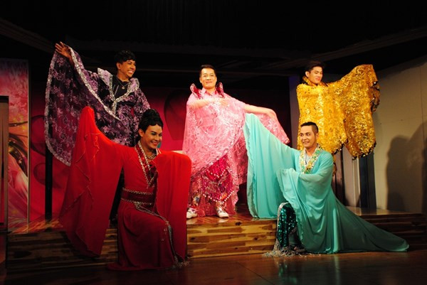 Nghệ sĩ Minh Nhí, Minh Dũng và Long Nhật vừa khiến khán giả cười vừa làm rơi nước mắt trong vở Phòng trọ 3D phần hai