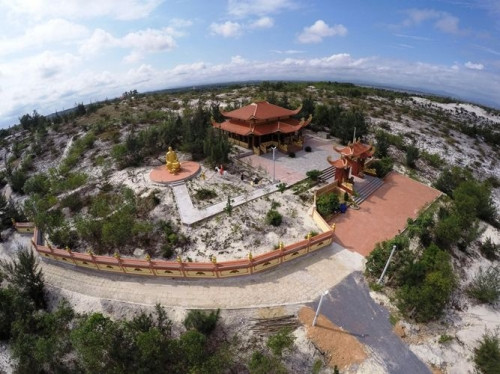 Đây là khu lăng mộ thờ ông Võ Phước Dung (SN 1937, mất 2007), thân sinh của ông Sỹ. Lăng mộ được xây dựng năm 2011, mang phong cách kiến trúc Á Đông, vật liệu xây dựng chủ yếu là xi măng, cốt thép...