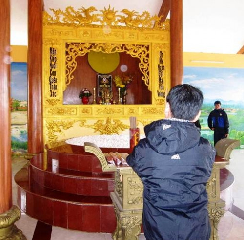 Nhà bia được thực hiện khá công phu với hai hàng chữ nổi bật thể hiện đạo hiếu của người làm con: “Mãn kiếp nuôi con quên thân xác/ Ơn mẹ ngàn đời mãi vấn vương”.