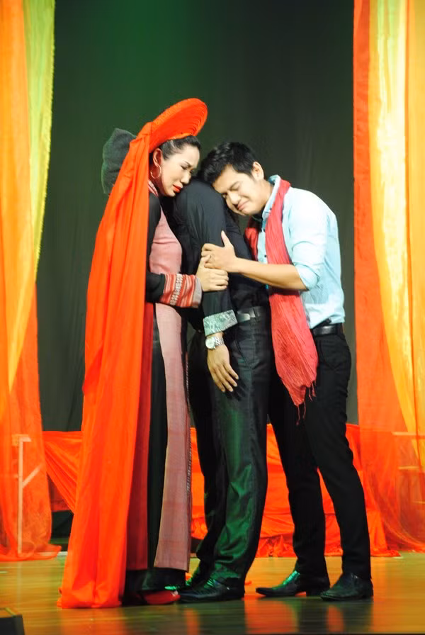 NSƯT TrỊnh Kim Chi diễn xuất rất tốt trong vở Một nửa đàn ông NSƯT TrỊnh Kim Chi diễn xuất rất tốt trong vở Một nửa đàn ông