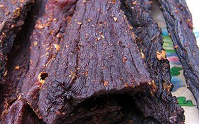 Những món bình dân thành đặc sản đắt đỏ dịp Tết ảnh 6 Thịt trâu sấy là món ăn đặc trưng của người vùng cao Tây Bắc. Vào những dịp lễ, Tết người dân thường mổ trâu và dành ra một lượng thịt trâu bắp thật tươi, ướp gia vị để treo trên gác bếp, hun khói để ăn dần. Hiện nay, những loại thịt “gác bếp” này có giá không rẻ, dao động từ 900.000 – 1,3 triệu/kg.