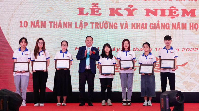 Hiệu trưởng Nhà trường tặng giấy khen và phần thưởng cho sinh viên có thành tích học tập tốt. Hiệu trưởng Nhà trường tặng giấy khen và phần thưởng cho sinh viên có thành tích học tập tốt.