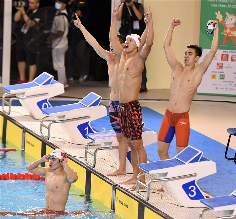 Khoảnh khắc Quý Phước, Kim Sơn cùng Huy Hoàng dậy sóng cánh tay, hô hào khán giả tại Cung thể thao dưới nước cùng cổ vũ cho đồng đội thi cuối là Trần Hưng Nguyên của đội Việt Nam.