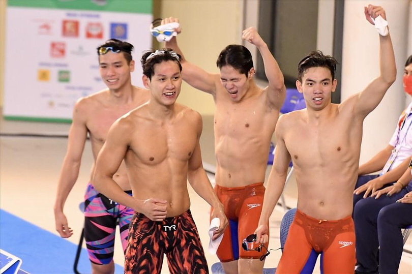 Niềm hạnh phúc của 4 thành viên khi giành HCV, đồng thời phá kỷ lục SEA Games với thành tích 7 phút 16 giây 31. Kỷ lục cũ là 7 phút 17 giây 88 do tuyển Singapore thiết lập tại SEA Games 2019.