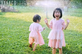 Các em nhỏ nô đùa trong khu đô thị Ecopark