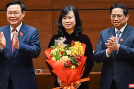 Chủ tịch Quốc hội và Thủ tướng Chính phủ tặng hoa chúc mừng Bộ trưởng Bộ Y tế Đào Hồng Lan.