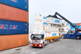 Đội xe tải vận Thilogi chuyển trái cây từ các nông trường tại Lào, Campuchia về cảng Chu Lai phục vụ xuất khẩu. Ảnh: Thilogi