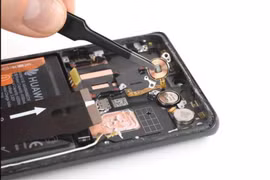 Mô-tơ rung bên trong Huawei P30 Pro, một flagship ra mắt năm 2019 với giá khá cao, nhưng chẳng là gì nếu đặt cạnh mô-tơ của iPhone