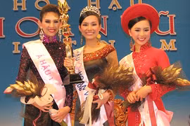Hoa hậu Thùy Lâm và hai Á hậu Hoàng Yến (trái), Thiên Lý tại cuộc thi Hoa hậu Hoàn vũ Việt Nam 2008. Ảnh: Nhiêu Huy.