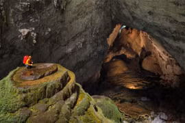 Hang Sơn Đoòng thuộc quần thể hang động Phong Nha - Kẻ Bàng, tọa lạc tại xã Sơn Trạch, huyện Bố Trạch, tỉnh Quảng Bình của Việt Nam