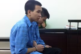 Bị cáo Hiếu (ngoài cùng) trong vụ "cháu ông chú ở Viettel" trước tòa.