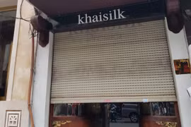 Mối liên hệ giữa Tập đoàn Khaisilk với các cửa hàng kinh doanh các sản phẩm sử dụng mác giả rất phức tạp.
