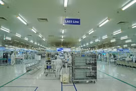 Tổ hợp nhà máy Samsung Electronics Ho Chi Minh Complex (SEHC) được khởi công từ giữa năm 2015 và chính thức đi vào hoạt động từ năm 2016. Đây là nhà máy sản xuất màn hình TV và các thiệt bị điện tử gia dụng lớn thứ 2 thế giới của Samsung, sau nhà máy ở Me