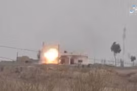 Tên lửa chống tăng IS đánh trúng xe tăng quân đội Syria - ảnh minh họa video Amaq