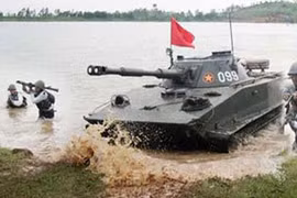 Xe tăng bơi PT-76 huấn luyện chiến đấu cùng lực lượng hải quân đánh bộ Việt Nam - ảnh QPVN