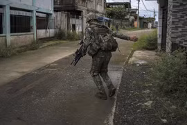 Binh sĩ Philippines chiến đấu trong thành phố Marawi - ảnh SBN