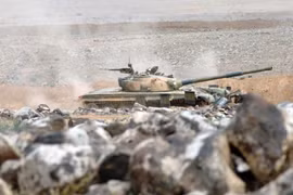 Xe tăng quân đội Syria trên sa mạc Palmyra. Ảnh Al-Masdar News