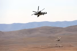 Một biên đội trực thăng tấn công Ka-52 Alligator trên chiến trường sa mạc tỉnh Homs - ảnh Sputnik