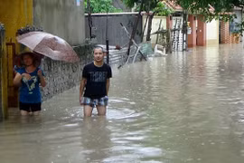 Người dân tổ 2 khu 2 phường Thanh Sơn, TP Uông Bí đi lại khó khăn do mưa lũ - Ảnh: Đức Hiếu