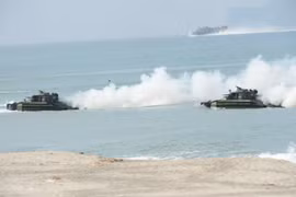 Tàu đổ bộ của hải quân Mỹ trong một cuộc tập trận với hải quân Philippines trên biển Đông - Ảnh: AFP