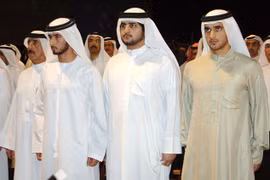 Anh em: Rashid (phải) chụp chung với anh em của ông Sheikh Majid (trái) và Sheikh Maktoum trong năm 2007