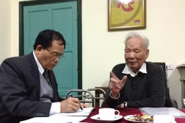 Đại tướng Lê Đức Anh trong một lần trao đổi với tác giả bài viết, đại tá Khuất Biên Hòa. 