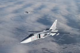 Máy bay ném bom Nga Su-24 cùng Su - 30SM trên không phận Syria