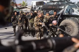 Binh sĩ Philippines tiến công với xe bọc thép trong thành phố Marawi