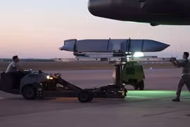 Tên lửa không đối đất/hạm Joint Air-to-Surface Standoff Missile (JASSM). 