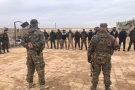 Lính đánh thuê Nga huấn luyện các chiến binh Syria trong khu vực gần chiến trường.