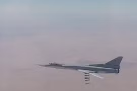 Máy bay ném bom chiến lược Tu22M3 không kích ác liệt chiến trường Deir Ezzor - ảnh minh họa video Bộ quốc phòng Nga