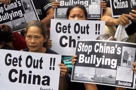 Người dân Philippines biểu tình phản đối hành vi xâm lấn của Trung Quốc ngày 19-6 - Ảnh: Reuters
