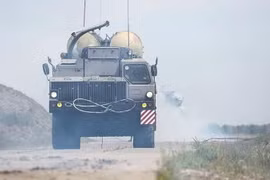 Tổ hợp tên lửa phòng không S-300V trên chiến trường Ukraine. Ảnh Lenta