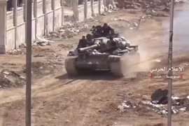 Xe tăng quân đội Syria phản kích trên hướng tây thành phố Aleppo
