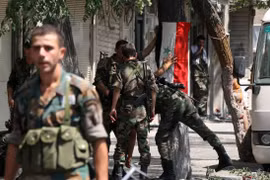 Trực thăng Syria rơi ở Homs, IS chôn sống 40 tay súng