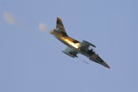 Máy bay chiến đấu - huấn luyện L-39 Syria không kích trên chiến trường.