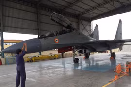 Đưa máy bay Su-30MKI mang tên lửa BrahMos ra đường băng thử nghiệm bay