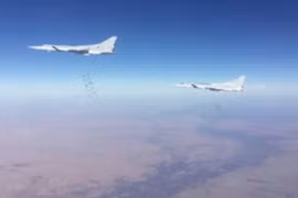 Máy bay ném bom chiến lược Nga Tu-22M3 không kích ác liệt IS trên chiến trường biên giới Syria - Iraq - ảnh minh họa Masdar News