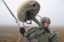 Lính Mỹ thiết lập anten truyền thông đa phương tiện ở Afghanistan. Ảnh Breaking Defence