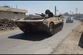 Xe thiết giáp quân đội Syria tiến công trên chiến trường Daraa. Ảnh South Front