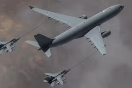 Máy bay vận tải RAF Voyager tiếp dầu trên không cho tiêm kích Tornados. Ảnh Không quân Hoàng gia Anh.