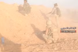 Binh sĩ quân đội Syria, tiến công trên hướng căn cứ quân sự T-2. Ảnh video truyền thông Hezbollah