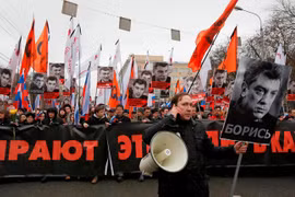 Một cuộc tuần hành tưởng niệm ông Nemtsov ở Moskva. (Ảnh: knews.esy.es)